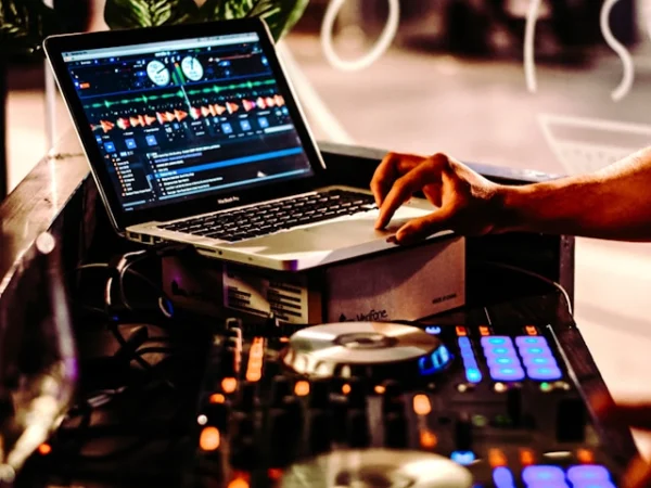 Disco Jockey (DJ)
